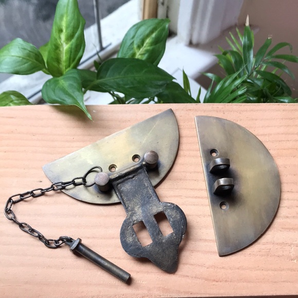 4” Round Decorative Antique Style Brass Latch - Picture 2 of 6